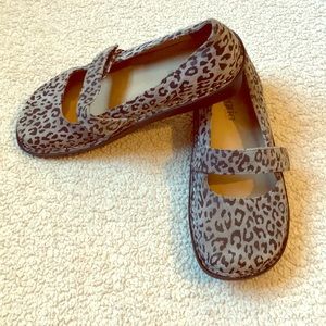 Alegria grey suede leopard shoes size 8.5